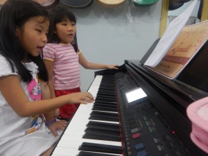 Bé-học-piano