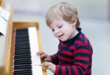 Chọn đàn piano cho trẻ em- Piano Hà Nội
