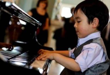Chú ý tới tư thế tay & ngồi của trẻ khi chơi Piano- Piano Hà Nội